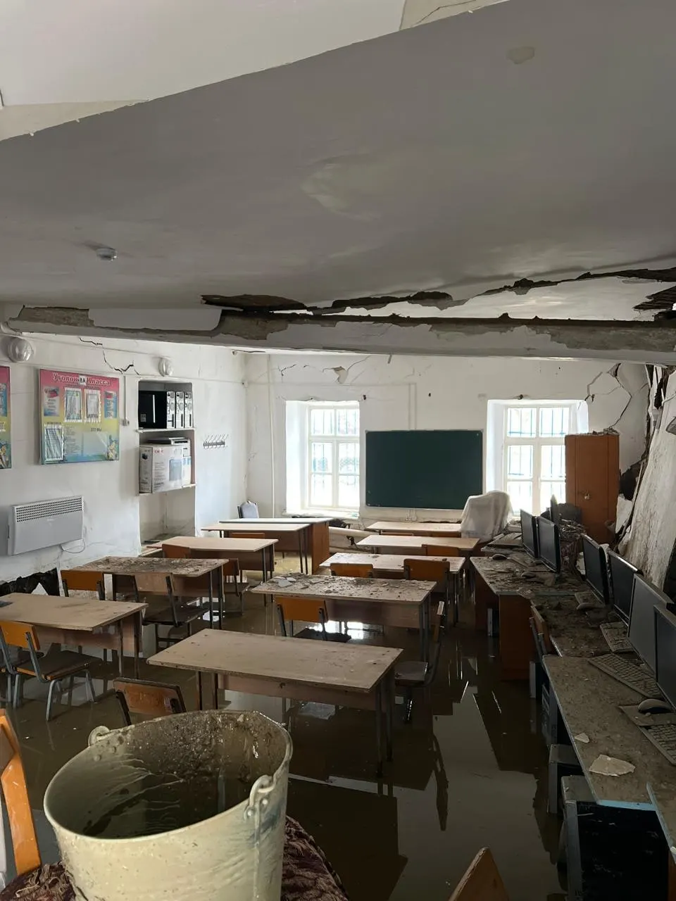 Класс старой школы после наводнения